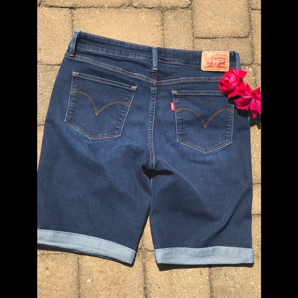 Women’s Levi shorts - Picture 1 of 9